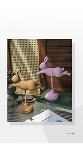 Détail des statuettes de lapins bondissants roses et bruns avec finition mate et supports
