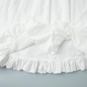Λεπτομέρεια από λευκό κέντημα Broderie Anglaise και βολάν στο τελείωμα