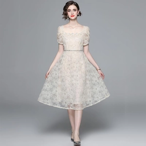 Elegantes cremeweißes Midikleid aus Spitze mit Blumenstickerei und glitzerndem Gürtel
