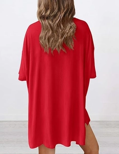 Detailansicht eines roten Oversize-Loungewear-Oberteils mit Schlitzen und Strick
