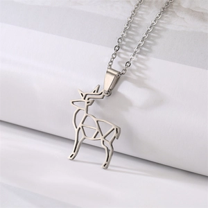 Vue détaillée d'un collier en acier inoxydable argenté avec pendentif cerf géométrique