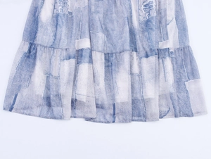 Détail de l'ourlet à volants avec imprimé tie-dye bleu et blanc sur robe en mousseline