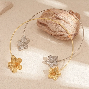 Minimalistische Metall-Blumenhalskette im Set in Gold- und Silber-Finish