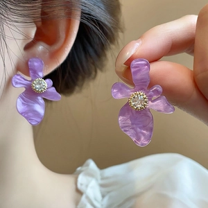 Orecchini a fiore di tendenza con petali viola marmorizzati e zircone centrale
