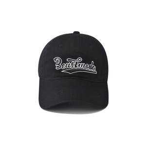 Vue détaillée de la casquette de baseball en coton noir avec texte brodé Beastmode