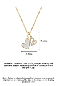Détail du collier double cœur doré avec incrustation de nacre et micro-zircons