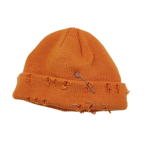 Bonnet orange en maille avec épingle de sûreté et trois anneaux métalliques style usé
