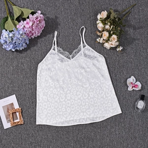 Débardeur blanc en dentelle avec jacquard léopard présenté avec décors élégants
