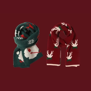 Sciarpe natalizie in maglia con motivi di pupazzo di neve verde e renna rossa su sfondo rosso