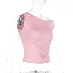 Dettaglio del crop top rosa monospalla con arricciatura laterale e tessuto elasticizzato