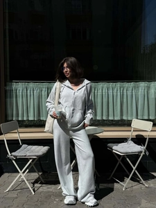Set due pezzi felpa con cappuccio grigio chiaro rilassata e pantaloni larghi