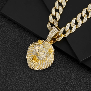 Pendentif tête de lion doré avec cristaux sur grosse chaîne cubaine style hip-hop urbain