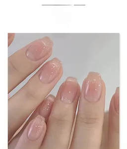 Détails de faux ongles carrés ombrés avec dégradé rose et fines paillettes aux pointes