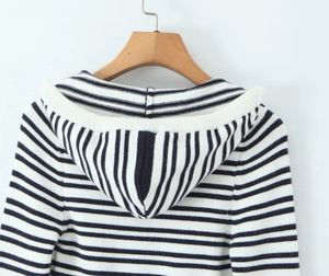 Detail eines blau-weiß gestreiften Strickpullovers mit hochwertiger Stoffstruktur