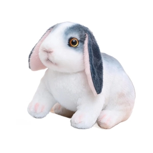 Lapin en peluche blanc et gris réaliste avec de longues oreilles tombantes en position assise