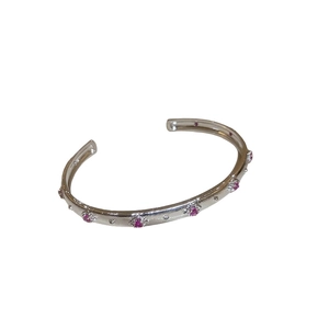 Silbernes mehrlagiges Armreif mit gebürsteter Oberfläche und rosa Edelsteinbesatz