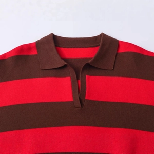 Polo en maille à rayures rouges et marron avec un col ouvert classique élégant
