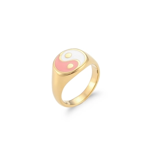Détail d'une bague Yin Yang plaquée or 18K avec émail rose et blanc sur anneau poli
