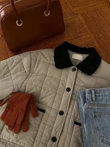 Guantes de lana de punto rojo óxido con chaqueta acolchada beige y bolso de mano marrón