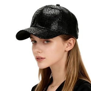 Casquette de baseball noire à motif peau de crocodile portée par un mannequin féminin