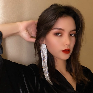 Gros plan de boucles d'oreilles pendantes argentées avec strass sur un mannequin
