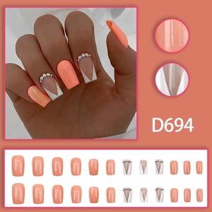 Faux ongles orange corail et blanc French avec strass brillants et paillettes dorées