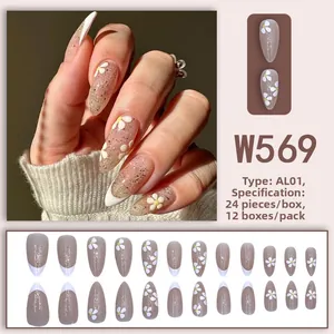 Détails de faux ongles en amande avec motifs marguerites blanches et fini scintillant