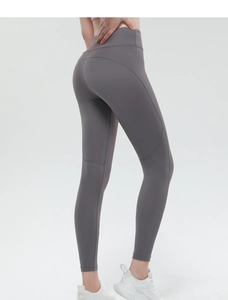 Detail der geschwungenen Rücknähte an grauer Yoga-Hose mit hohem Bund für Push-Up-Effekt
