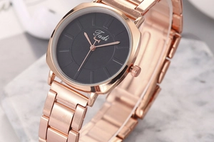 Vue détaillée de la montre Tadi en or rose avec un élégant cadran circulaire noir