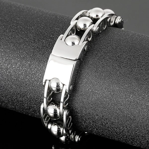 Makro-Detail von Herren-Edelstahl-Kugelarmband auf mattschwarzem Display-Ständer