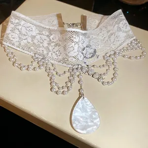 Collier ras de cou en dentelle blanche avec pampilles de perles et pendentif goutte