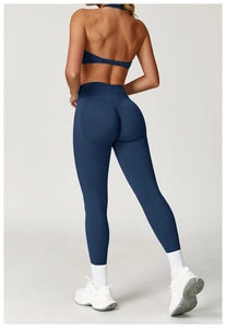 Detailansicht der dunkelblauen Scrunch-Leggings und des Sport-BHs mit Kompression