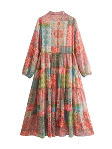 Détail de robe bohème à volants avec patchwork coloré et design à taille haute