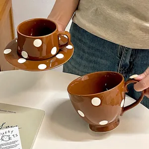Mug vintage en céramique nordique avec pois blancs sur base caramel pour café ou lait
