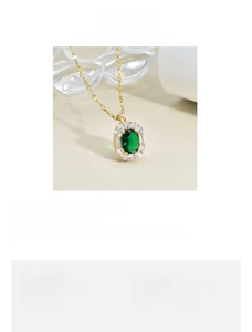 Detail of vintage emerald necklace with zircon micro-paving and golden chain specifications