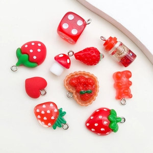 Collezione di ciondoli rossi in resina fragola e cuore per gioielli fai-da-te e portachiavi