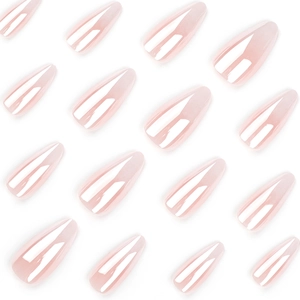 Faux ongles stiletto longs rose clair brillant disposés sur un fond blanc pur
