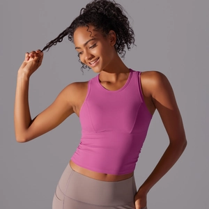 Détail du débardeur de yoga violet avec plis et tissu respirant à séchage rapide