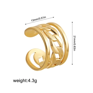 Macro-opname van goudkleurige gelaagde ring met textuur, afmetingen 13mm breed en 21mm hoog