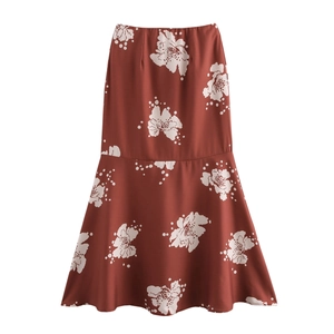 Vue détaillée de la jupe queue de poisson marron avec fleurs blanches et motifs à pois fins