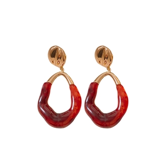 Retro golden metal and reddish-brown resin oval earrings with a pleated minimalist design
