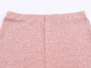 Détail de l'ensemble tricoté rose montrant la taille élastique et la texture