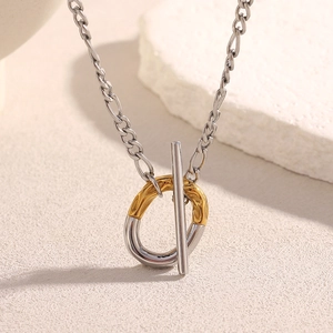 Vue macro détaillée du fermoir à bascule OT bicolore or et argent sur un collier métal