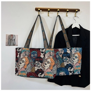 Detail der Jacquard-Canvas-Tasche mit Vintage Pop-Art-Muster und Retro-Figurendruck