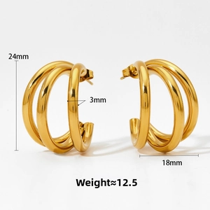 Dettaglio orecchini a triplo cerchio dorati da 24mm con misure precise e dimensioni