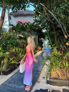 Ärmelloses Kleid mit pink-blauem Farbverlauf, seitlichem Ausschnitt und Glanzeffekt