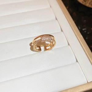 Dettaglio macro anello regolabile oro con zirconi rettangolari micro-incastonati