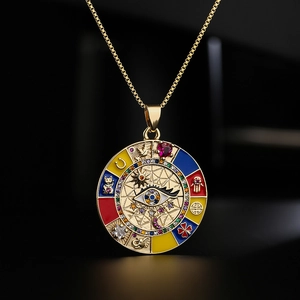 Detailansicht eines goldenen Evil-Eye-Anhängers mit bunten Emaille-Anhängern und Edelsteinen