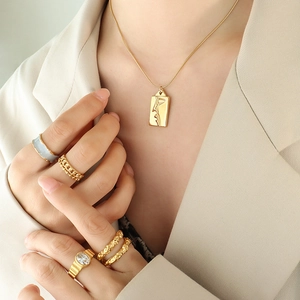 Französische Vintage-Halskette mit Gesichtsanhänger und strukturierte Ringe an Model