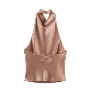 Detail eines kupferfarbenen Satin-Neckholder-Tops mit glatter Textur und fließendem Fall
